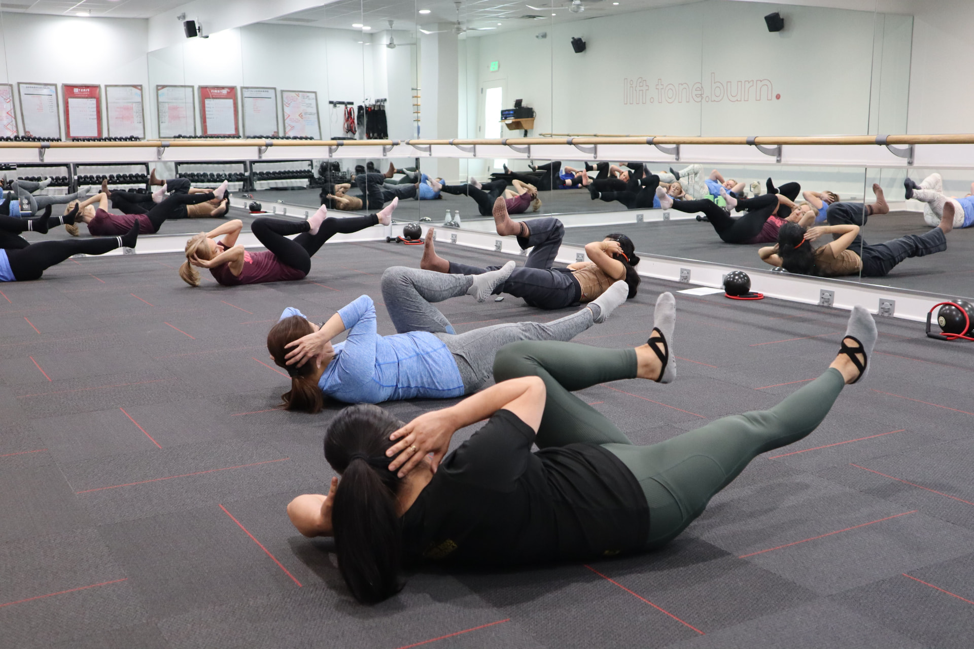 Turma durante uma sessão de treinamento funcional